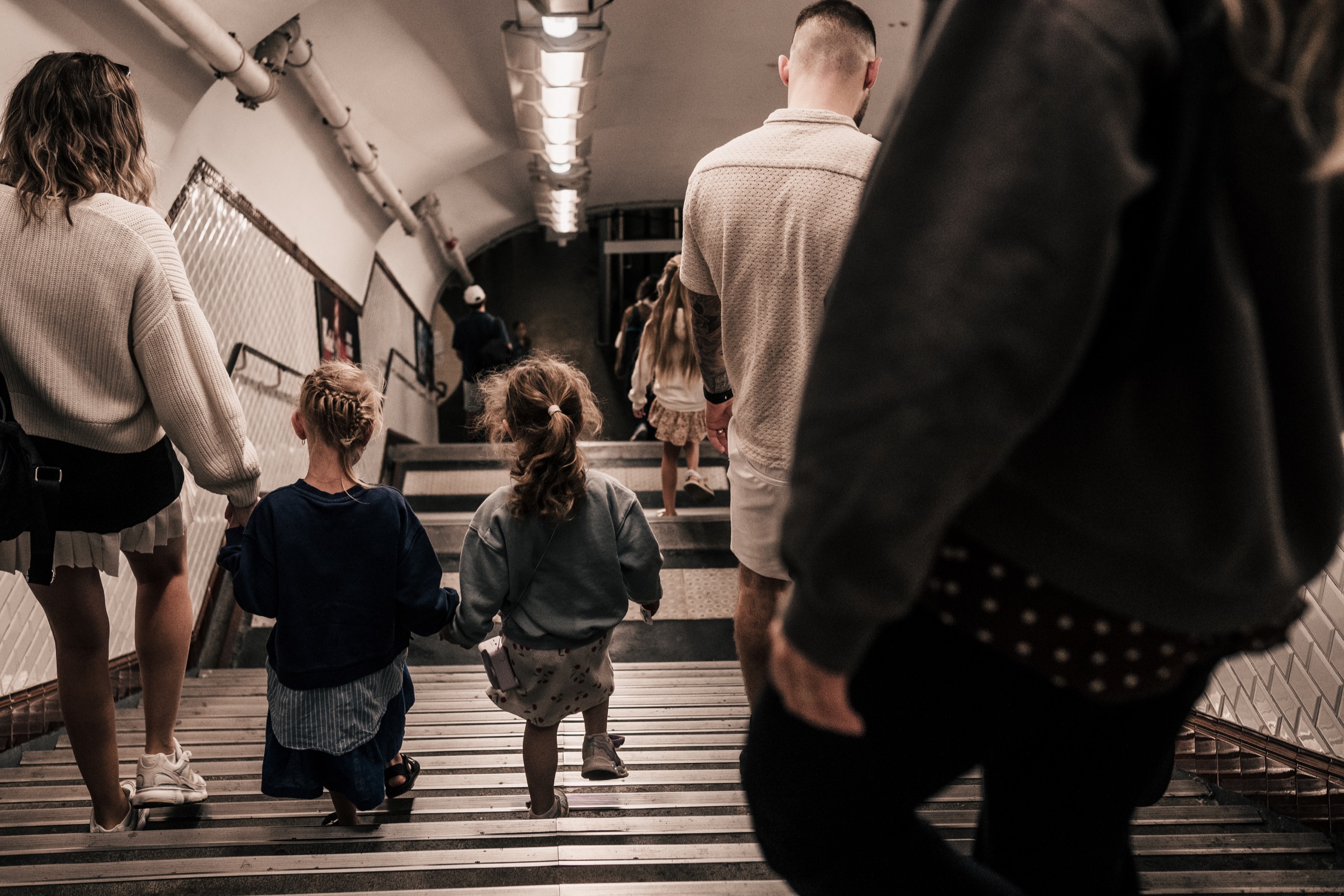 Familie steigt gemeinsam eine Metrotreppe hinauf