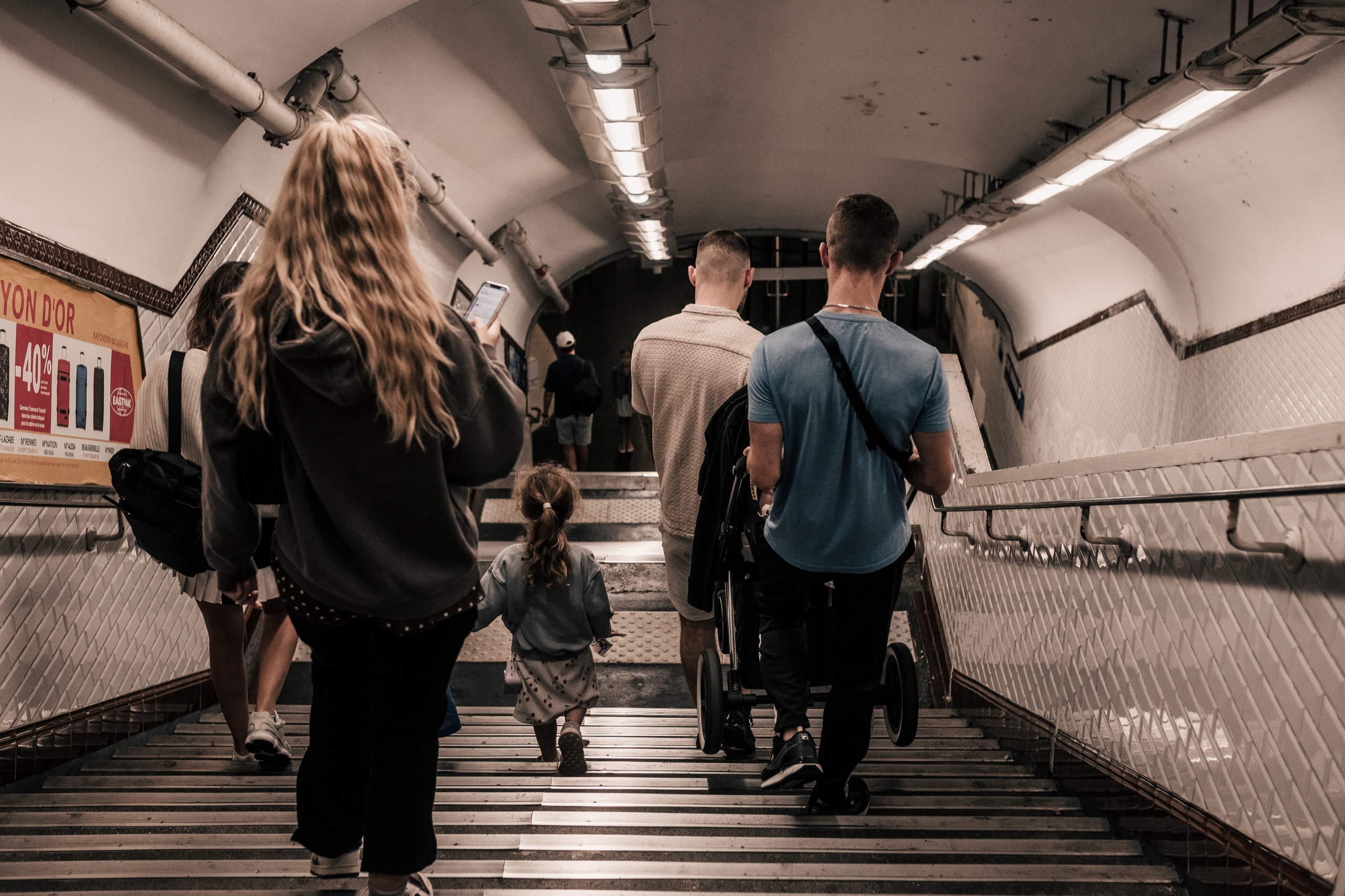 Familie ist gemeinsam in der Metro unterwegs