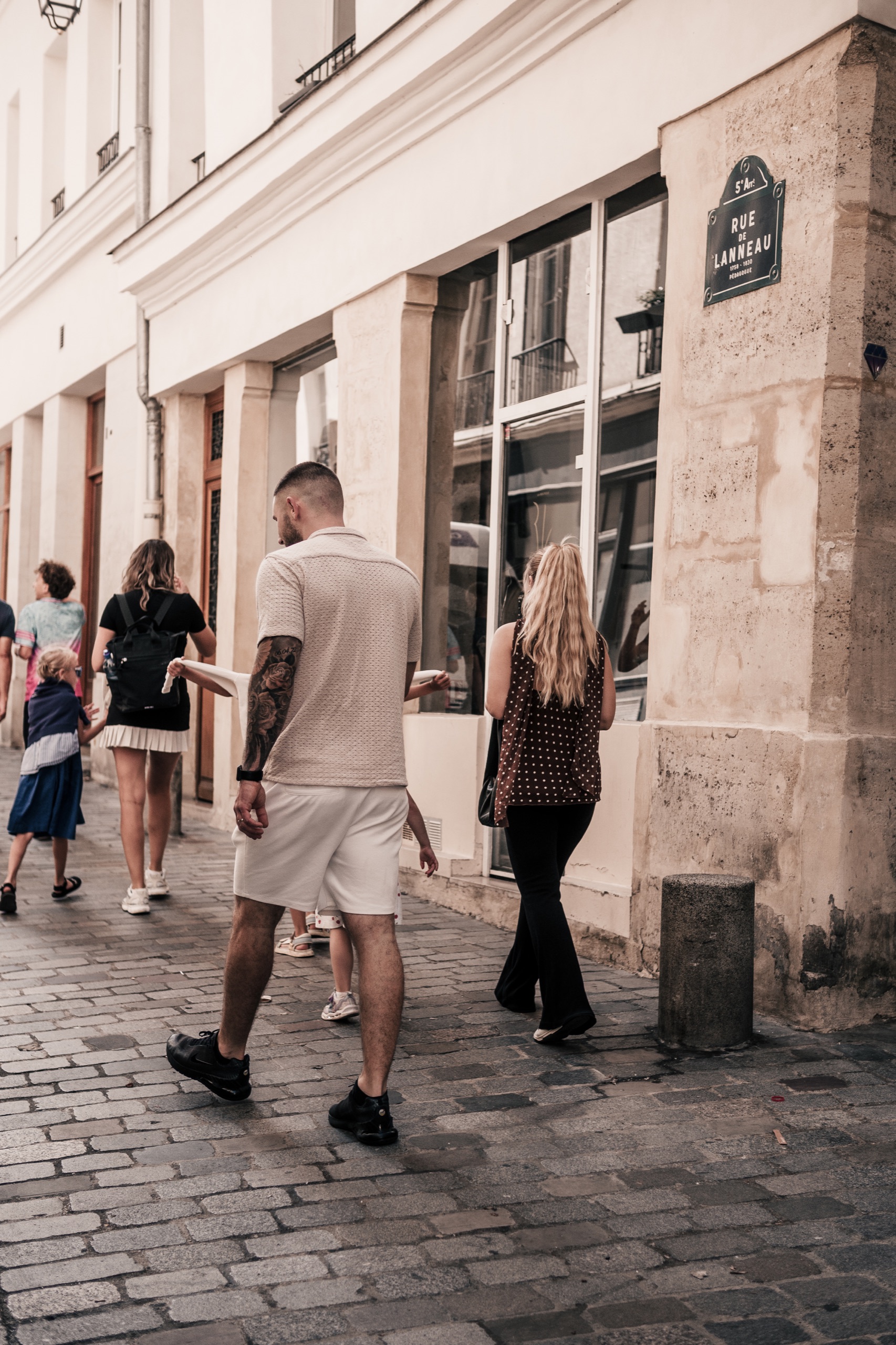 Familie läuft gemeinsam durch eine Pariser Gasse