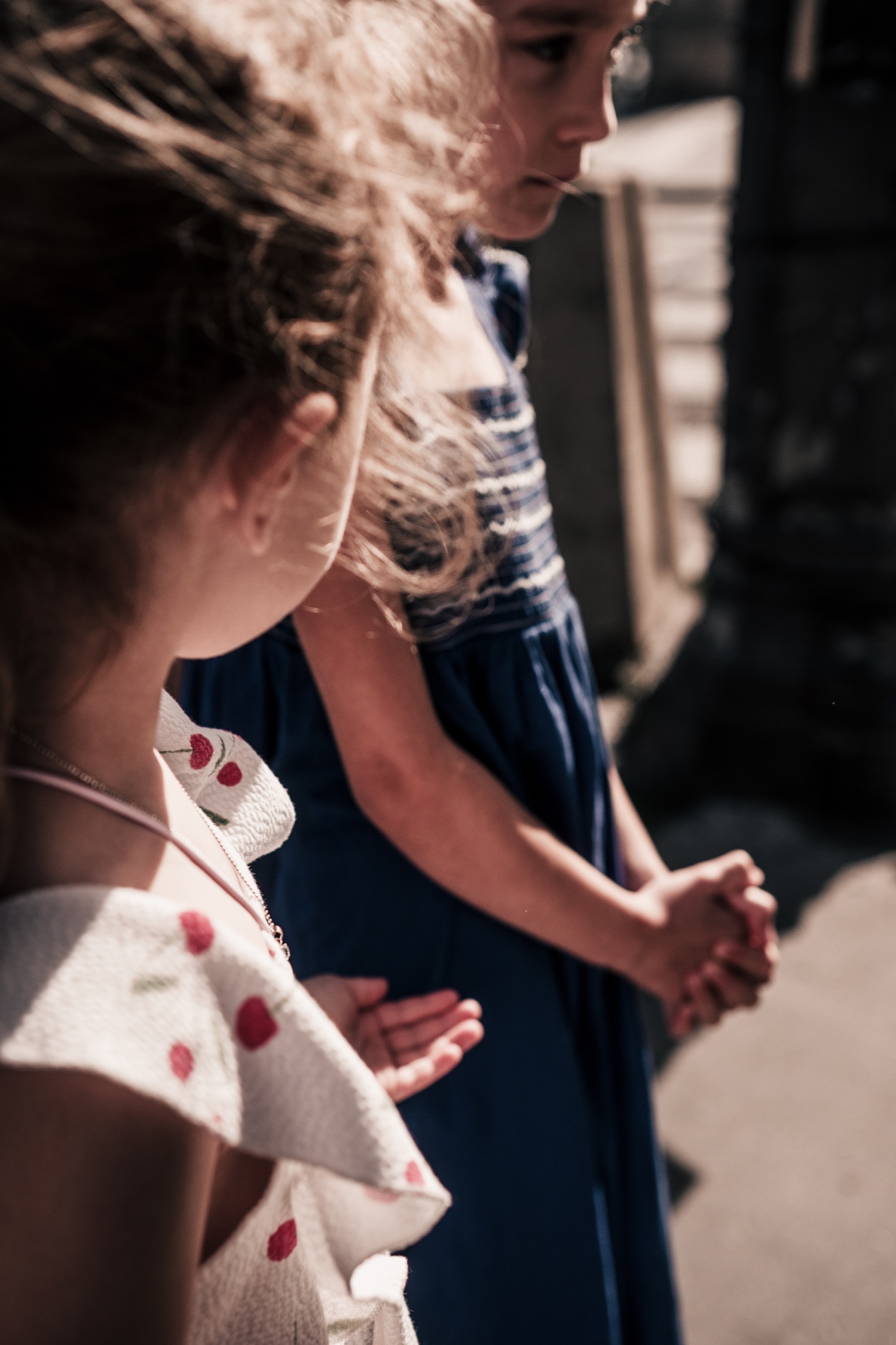 Zwei Kinder halten sich beim Gehen an den Händen