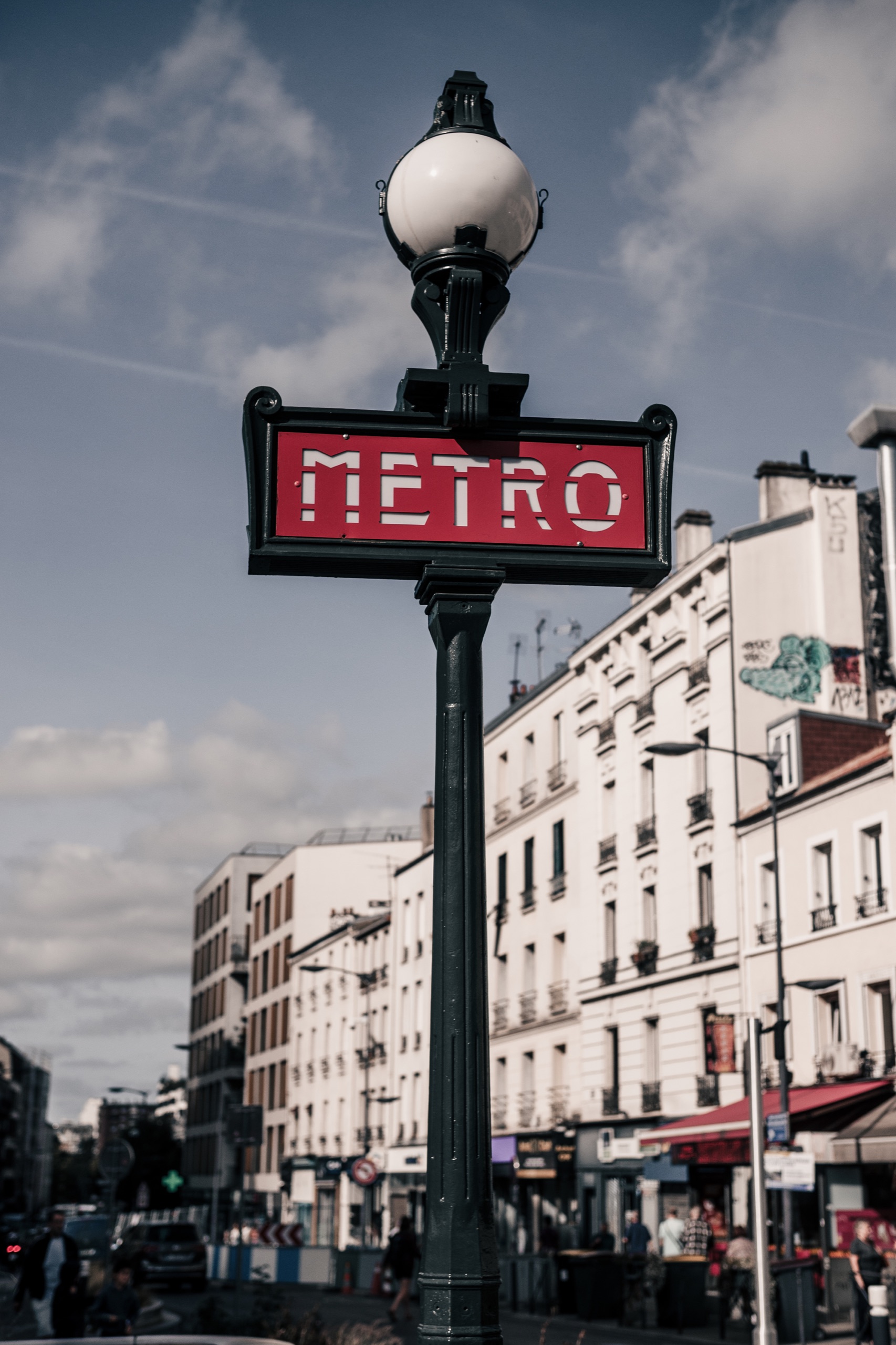 Historisches Metro-Schild vor einer Pariser Straße