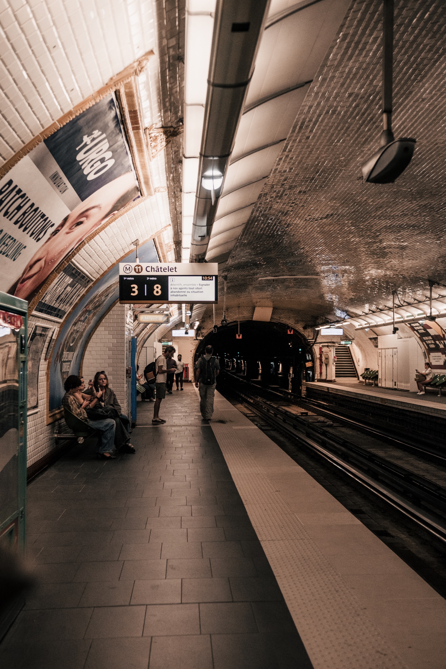 Wartende Menschen am Bahnsteig der Metrostation Châtelet