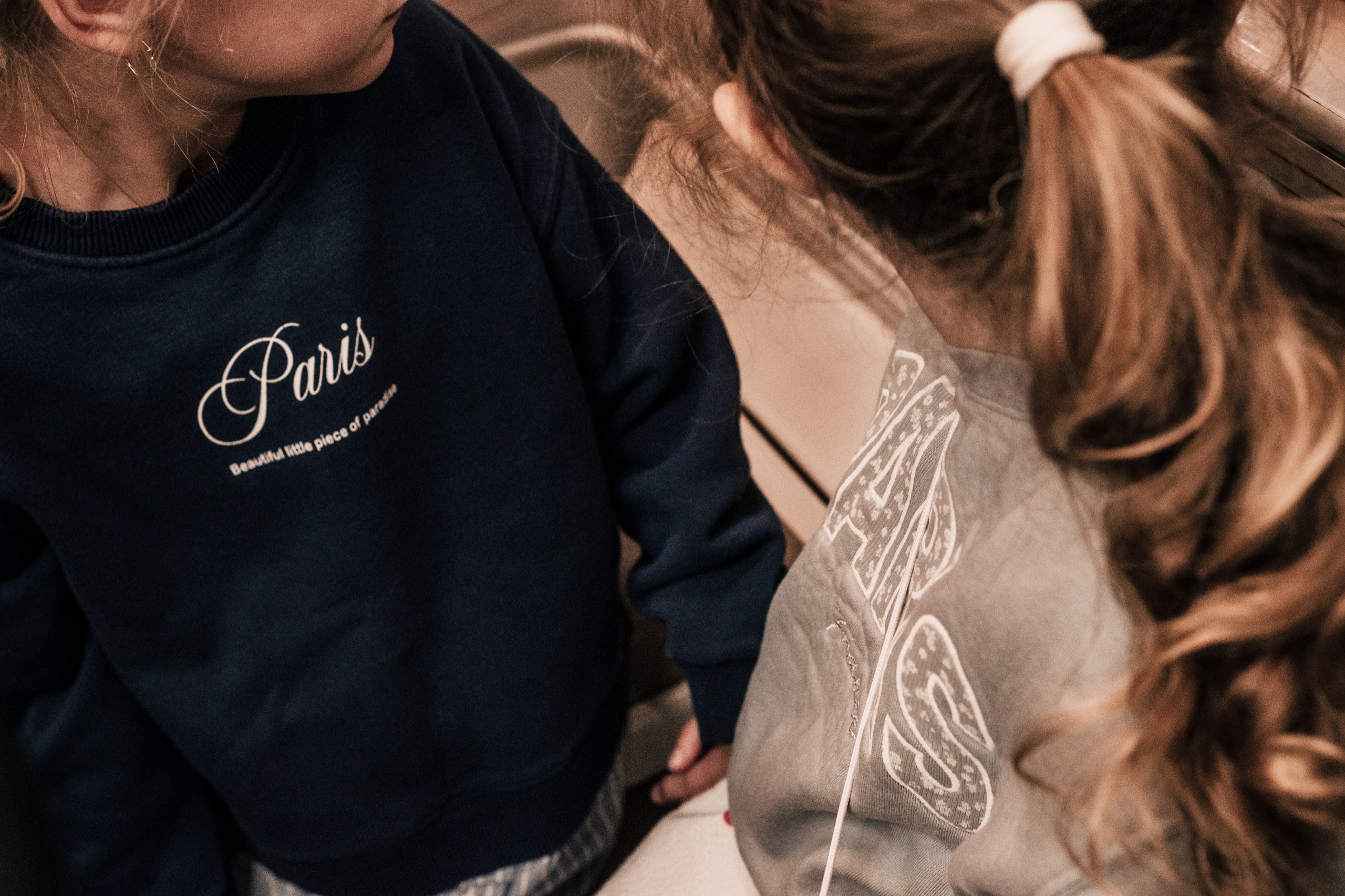 Zwei Kinder mit Paris-Motiven auf ihren Shirts