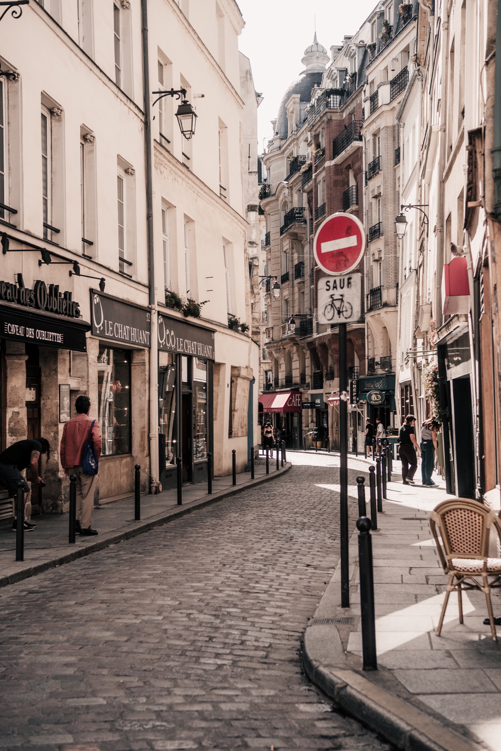 Kopfsteingasse mit Cafés und historischen Häusern in Paris