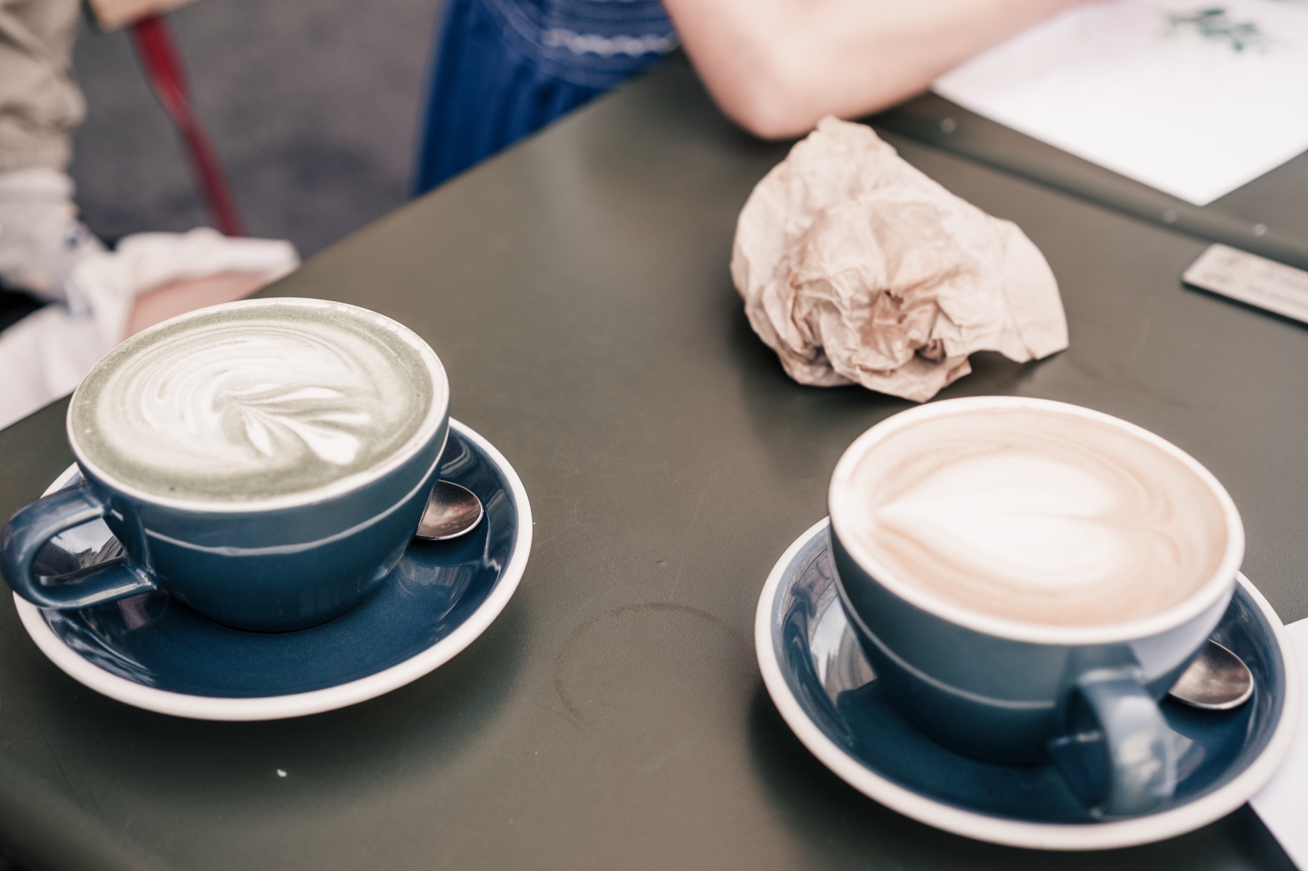 Zwei Tassen Kaffee auf einem Café-Tisch