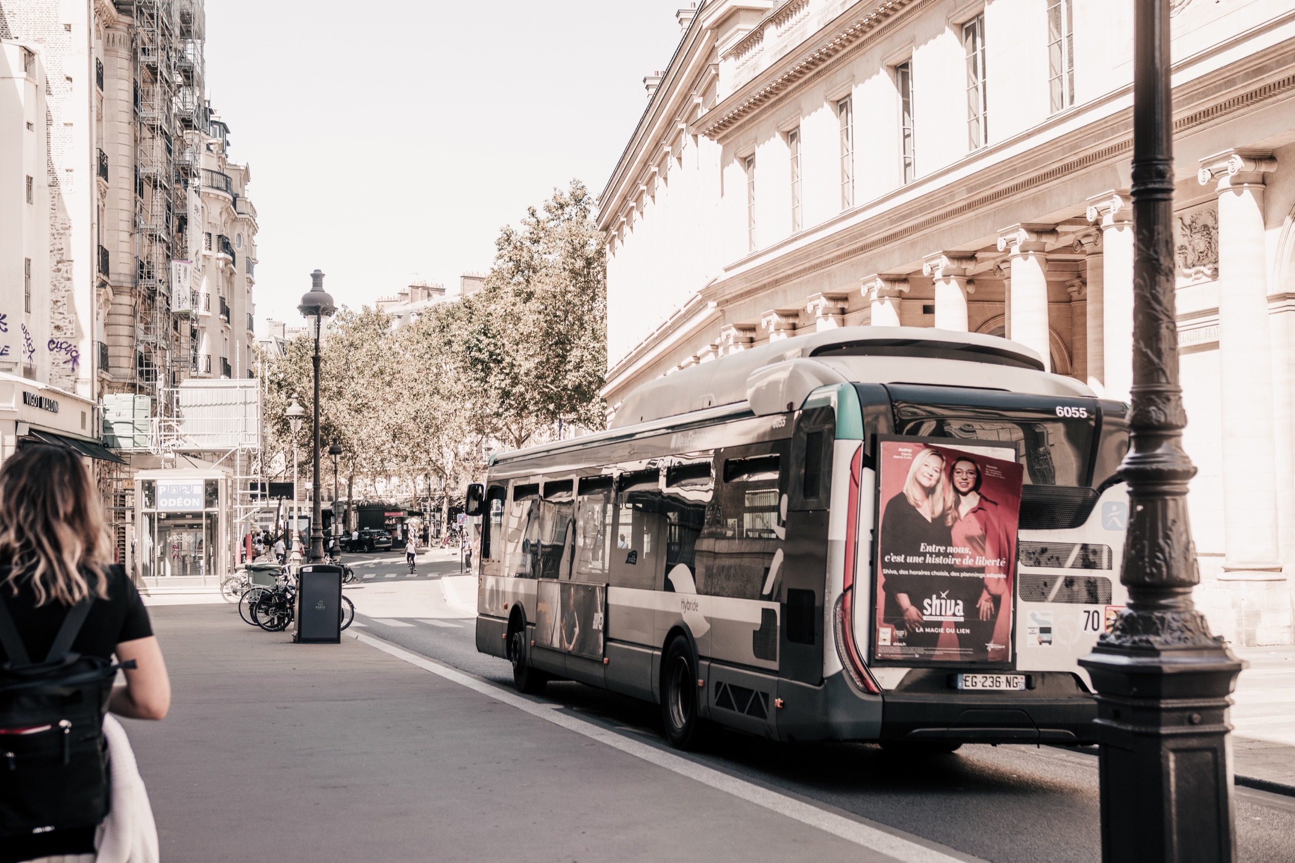 Stadtbus vor dem Odéon in Paris