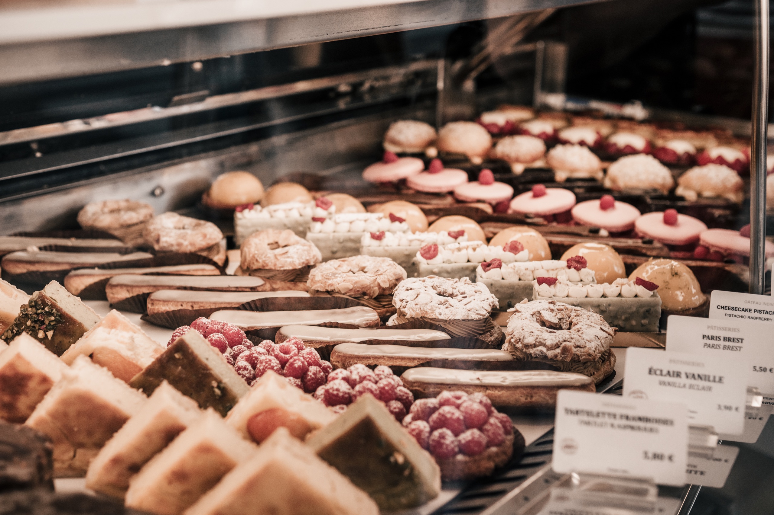 Französische Patisserie mit Éclairs und Törtchen
