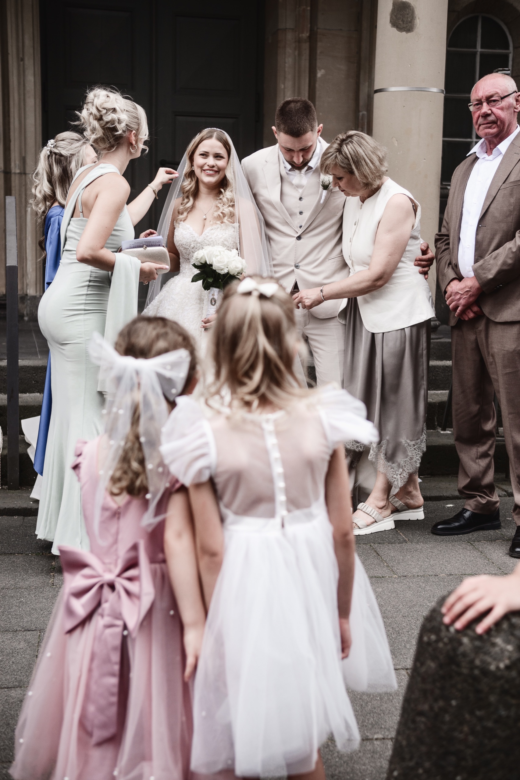 Ein liebevoller Familienmoment zwischen Braut und Kindern.