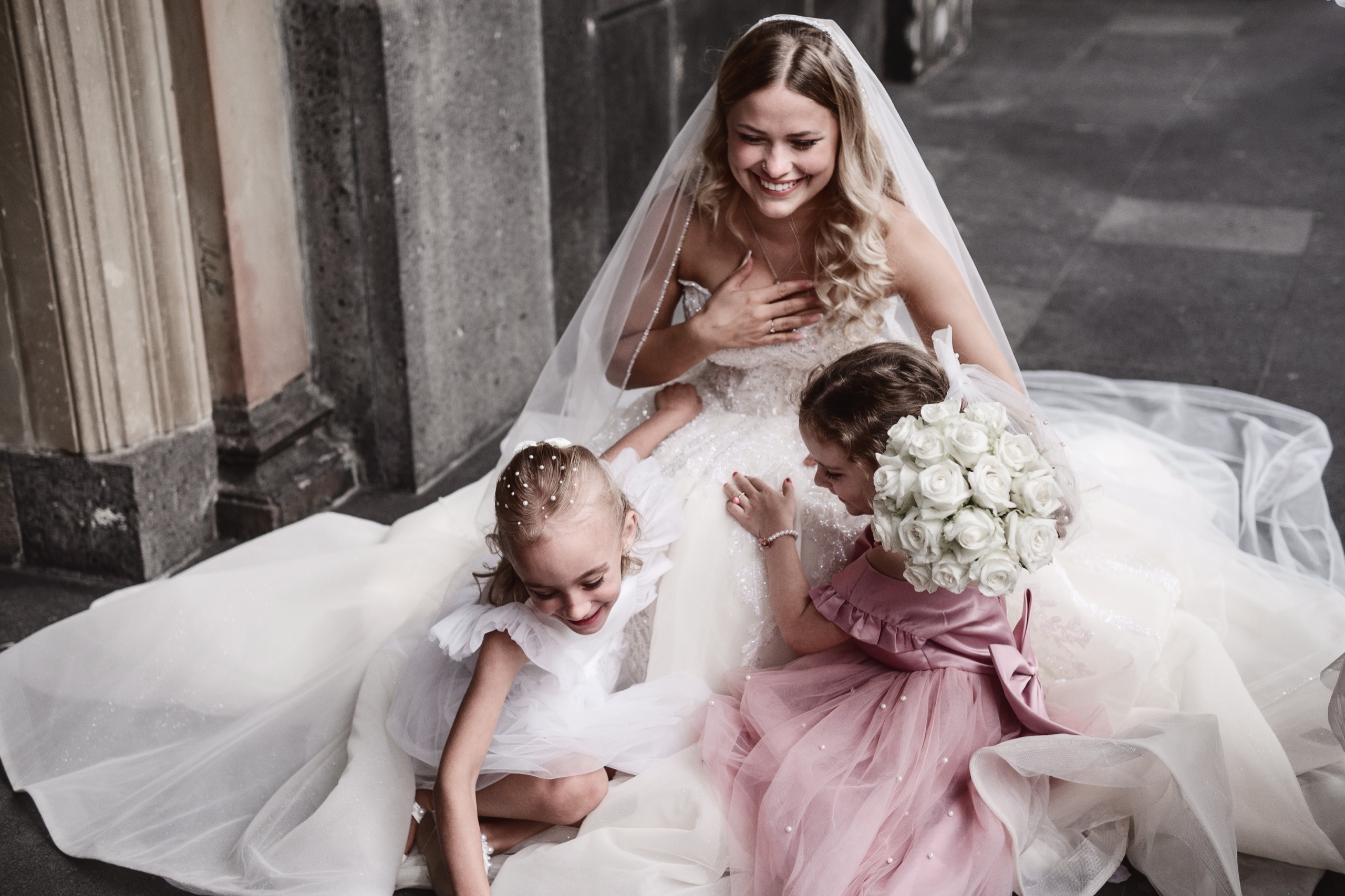 Die Kinder entdecken Kleid und Blumen der Braut.