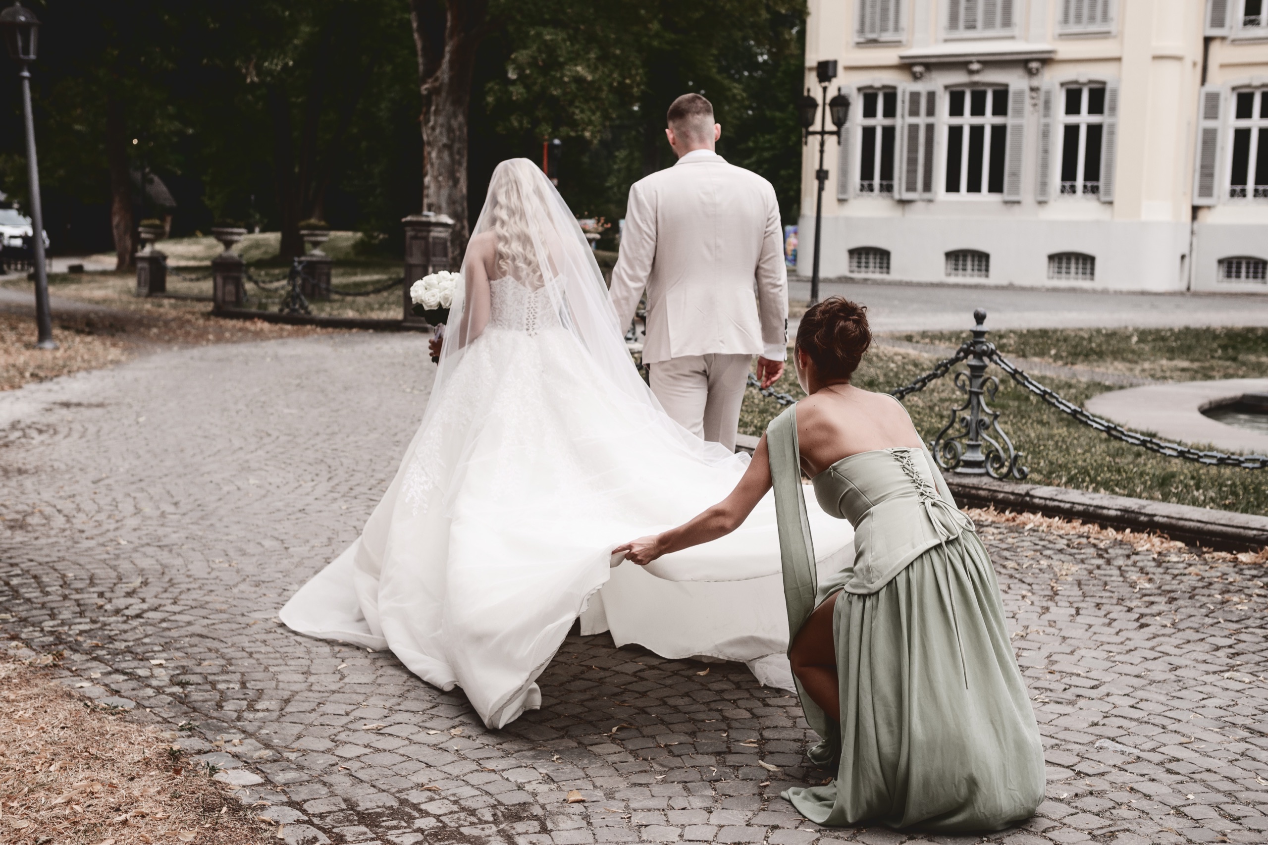 Ein stiller Moment mit dem Brautkleid vor der Trauung.