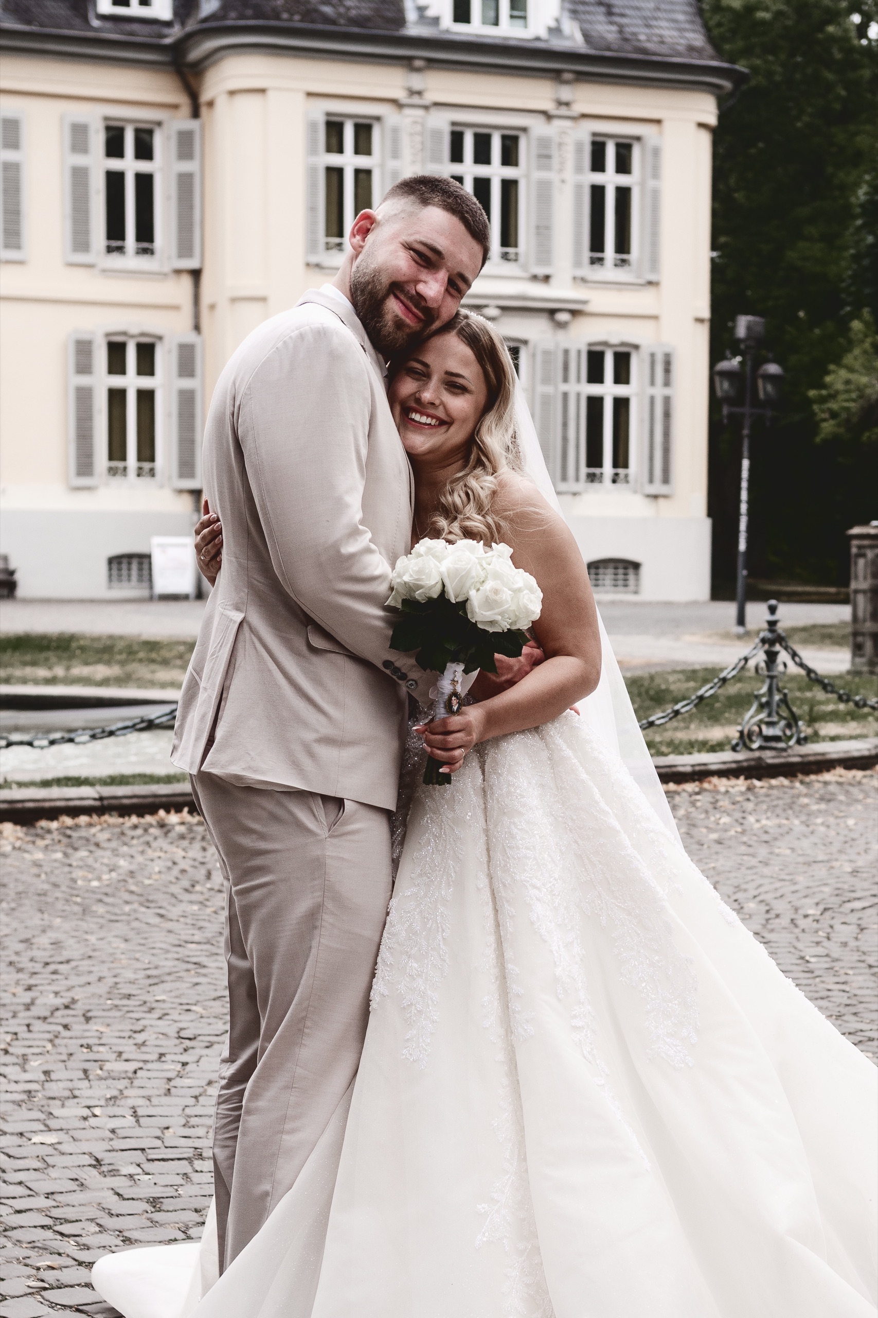 Ein vertrautes Portrait des Brautpaars nach der Trauung.