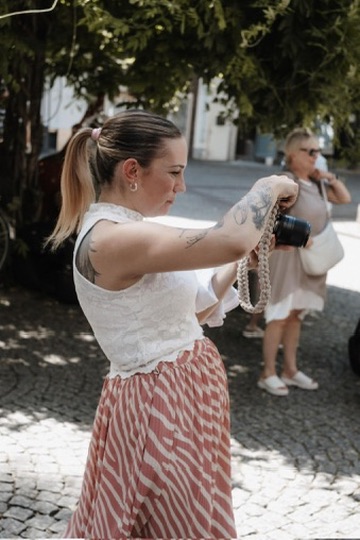 Yvonne fotografiert mit ihrer Kamera im Freien